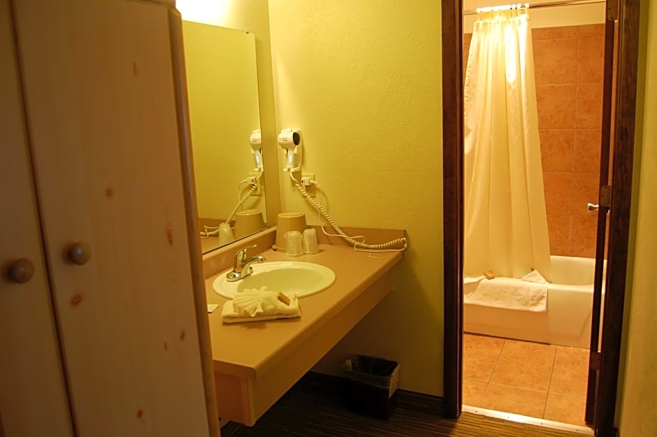 Days Inn and Suites by Wyndham Downtown Missoula-University