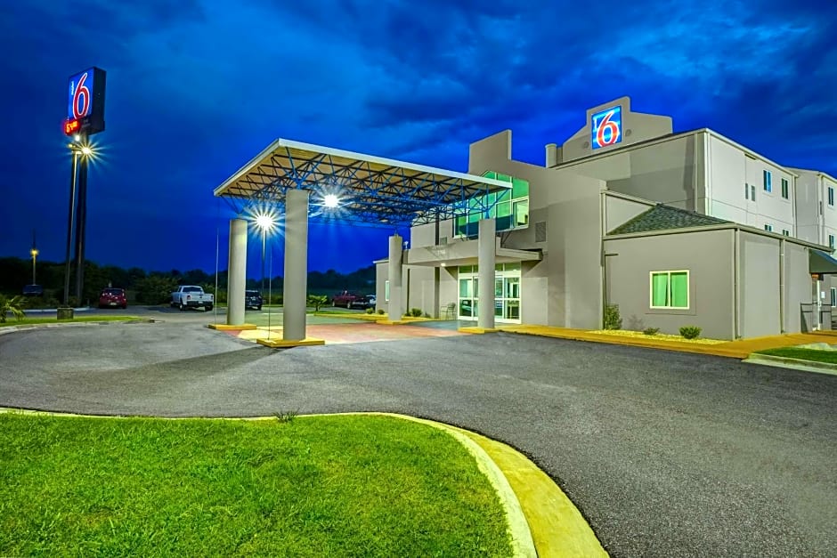 Motel 6 - Montgomery / Hope Hull