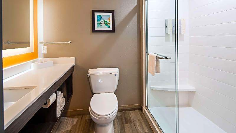 Best Western Plus Pasadena Inn & Suites