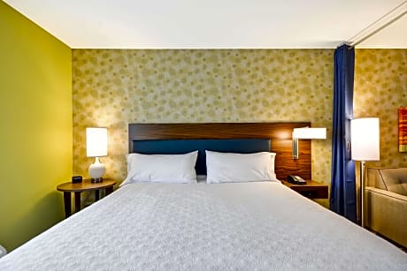 1 King Hearing Accessible Suite Non-Smoking