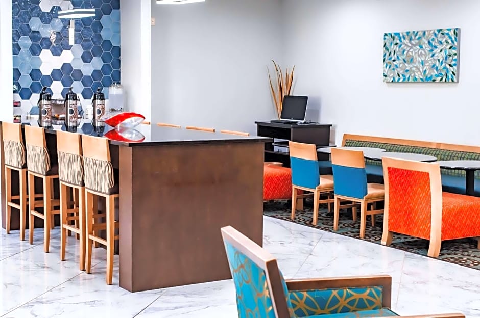 La Quinta Inn & Suites by Wyndham Evansville