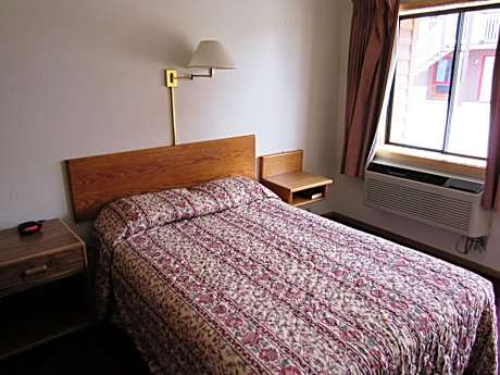 Deluxe One Queen Room