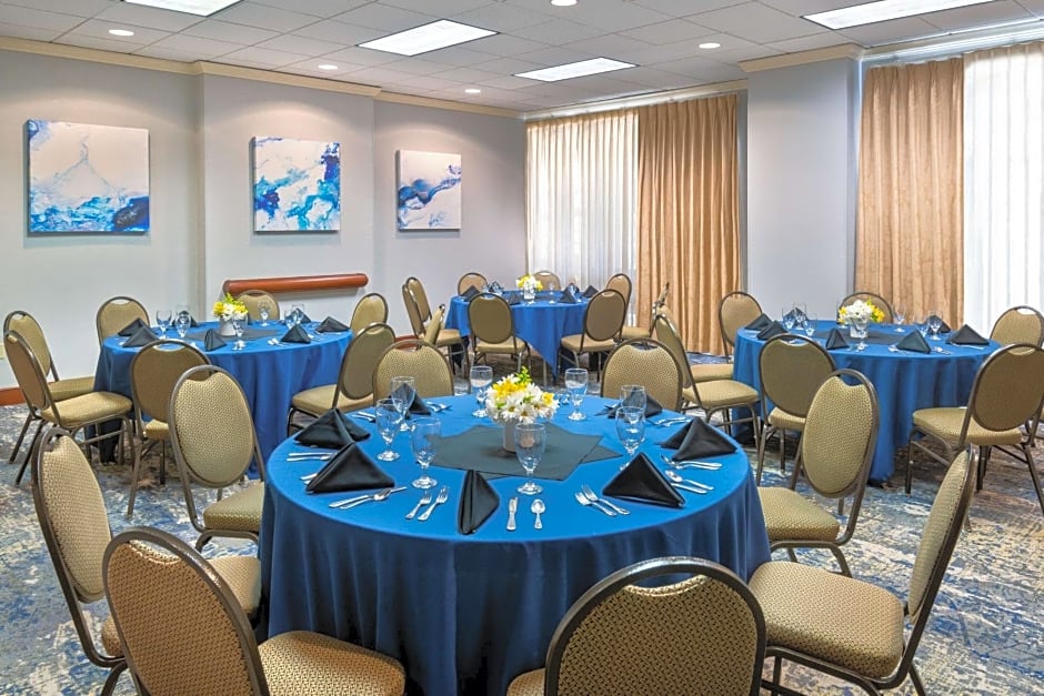 Hampton Inn By Hilton & Suites Kansas City-Country Club Plaza