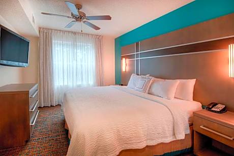 1 Bedroom Executive Suite, 1 King, Sofa bed