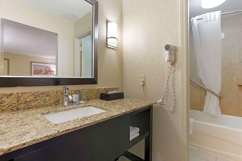 Clarion Pointe Independence - Kansas City