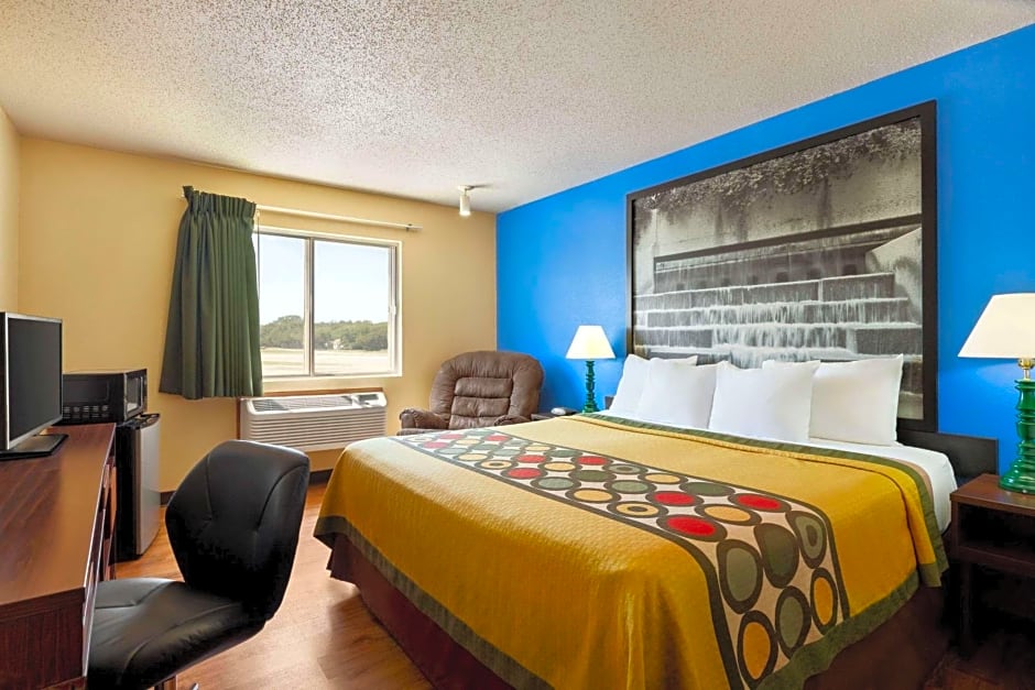 Super 8 by Wyndham Waco University Area