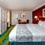 Days Inn & Suites by Wyndham Arlington Heights