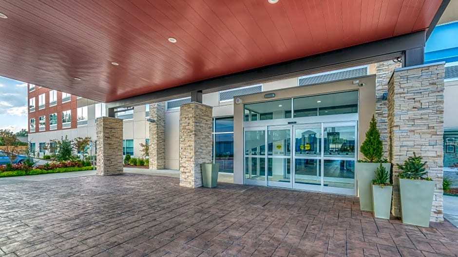 Holiday Inn Express & Suites Tulsa Midtown