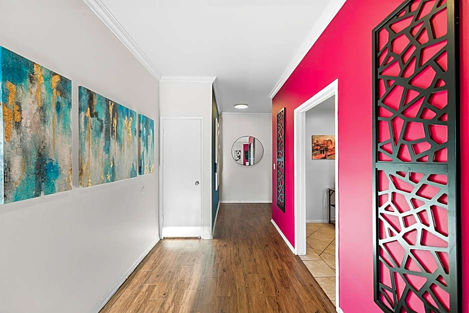 Beverly Hills Chic 2 bed 2bath with Patio and Parking 309