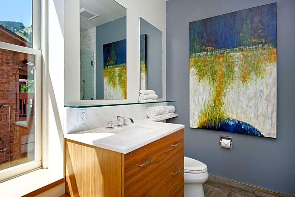 Independence Square 212, Studio with Beautiful Finishes. A+ Location in Downtown Aspen