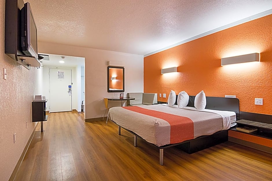 Motel 6 - Tampa Fairgrounds