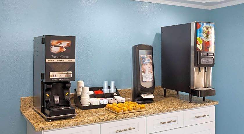 Days Inn & Suites by Wyndham Indianapolis Airport East