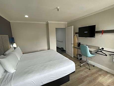 King Room with Roll-In Shower - Disability Access/Non-Smoking