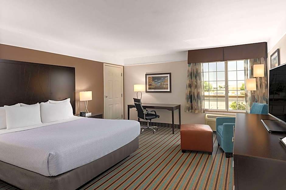 La Quinta Inn & Suites by Wyndham Bakersfield North