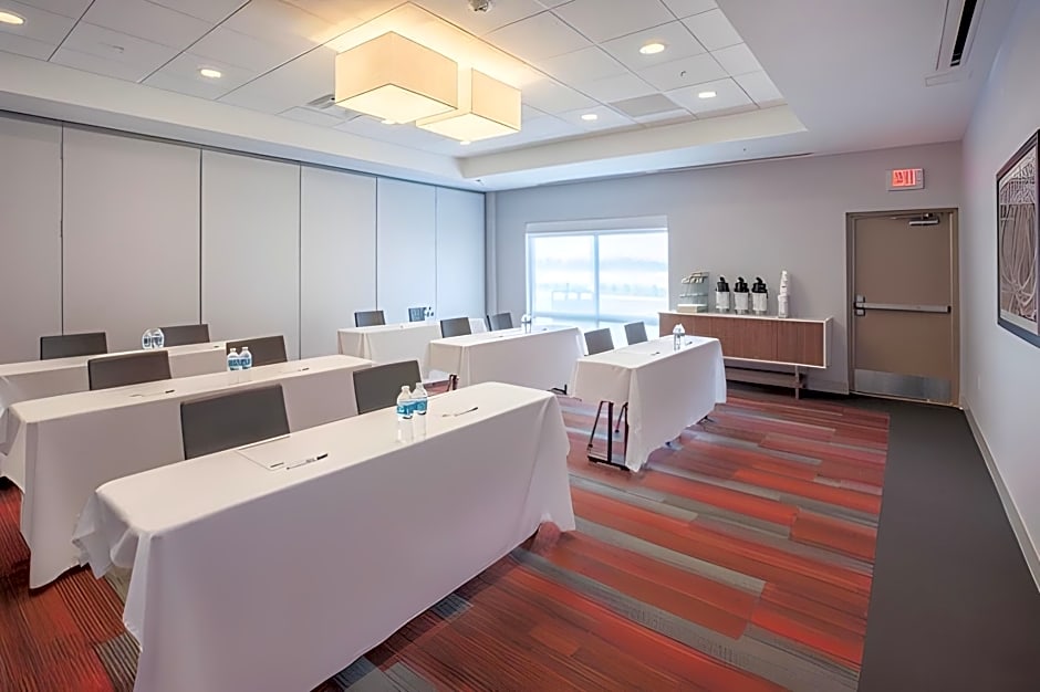 Holiday Inn Express & Suites INDIANAPOLIS NE - NOBLESVILLE