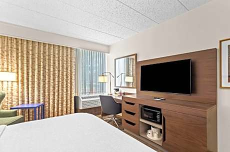 King Room with Roll-In Shower - Mobility and Hearing Access/Non-Smoking