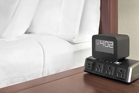 1 King Acc Mobility/Hearing Rm W/Peloton Bike