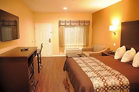 1 King Bed-Smoking-Sofa-Sitting Area-Free Wifi- Microwave-Minifridge-46 Inch Flat Panel Cable