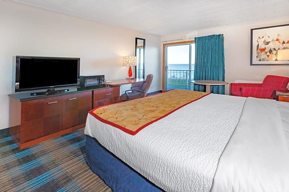Days Inn & Suites by Wyndham St. Ignace Lakefront