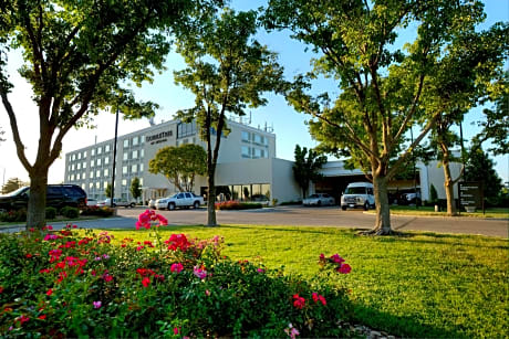 DoubleTree By Hilton Wichita Airport