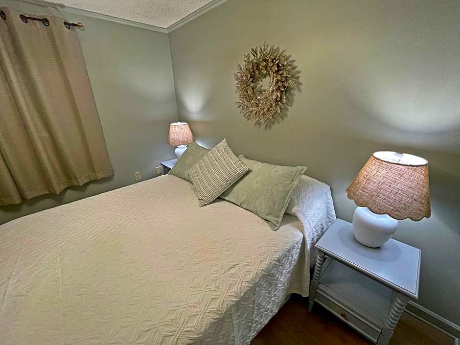 Stroll to Slopes, Village Area, Ski in-Out MtLodge 210