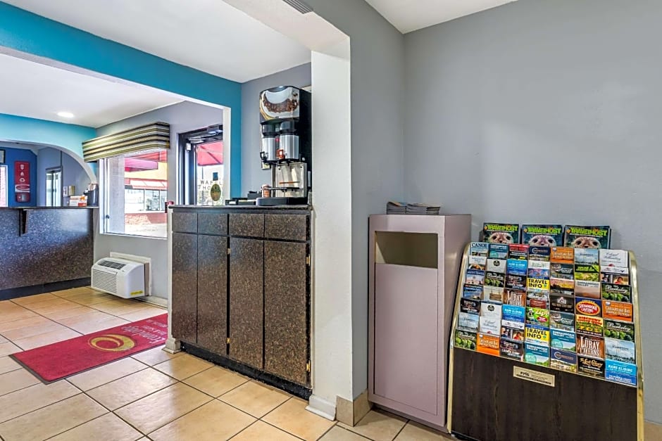 Econo Lodge Inn & Suites I-64 & Us 13