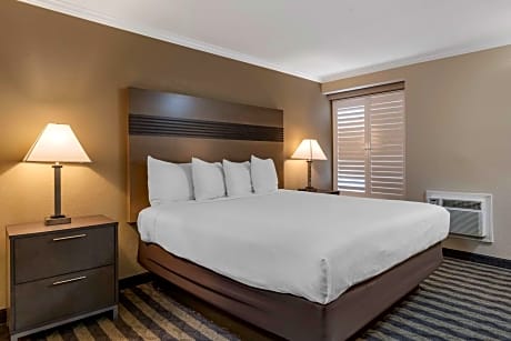 King Room with Shower Only - Non-Smoking
