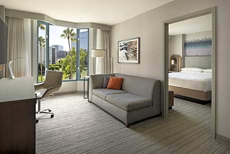 1 Bedroom Suite, 1 King, Sofabed, Lake view