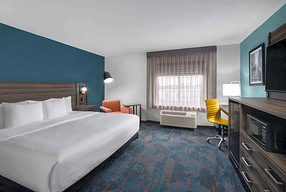 La Quinta Inn & Suites by Wyndham Greensboro