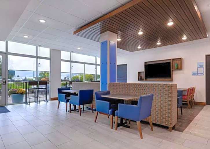 Holiday Inn Express & Suites - Detroit - Dearborn, an IHG Hotel
