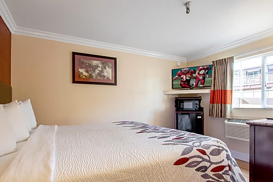 Red Roof Inn & Suites Monterey