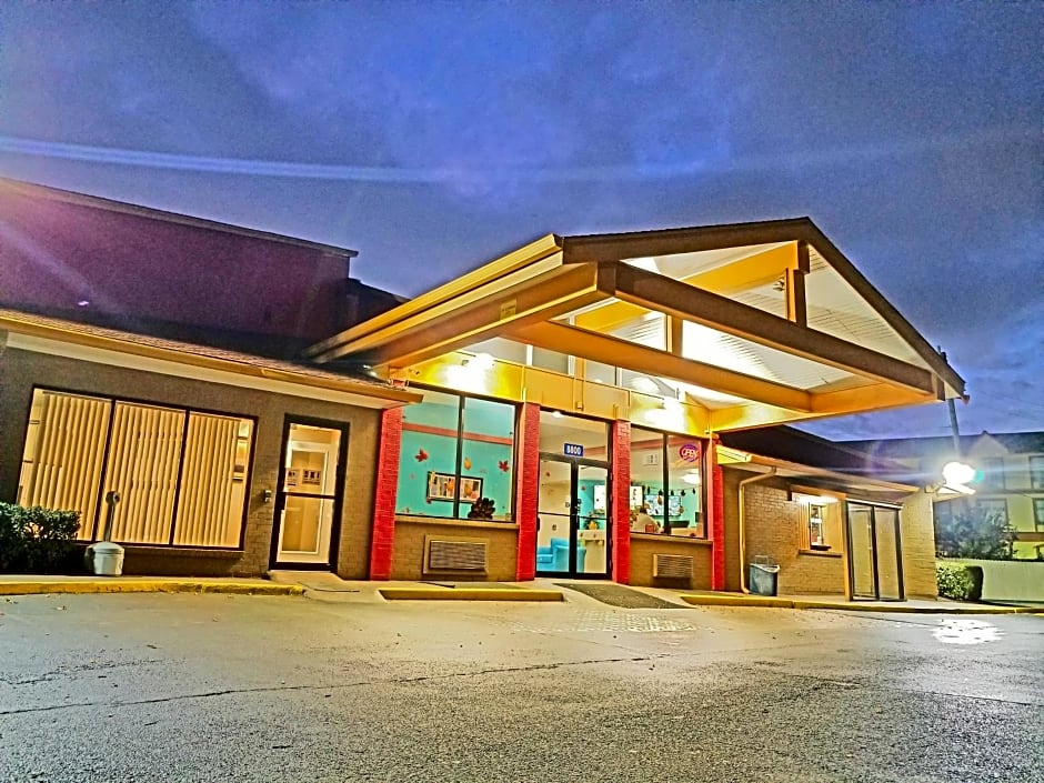 Howard Johnson by Wyndham Houston Hobby Airport