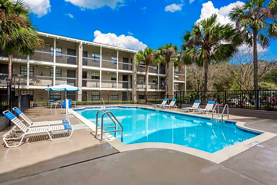 Casa Bella Inn & Suites