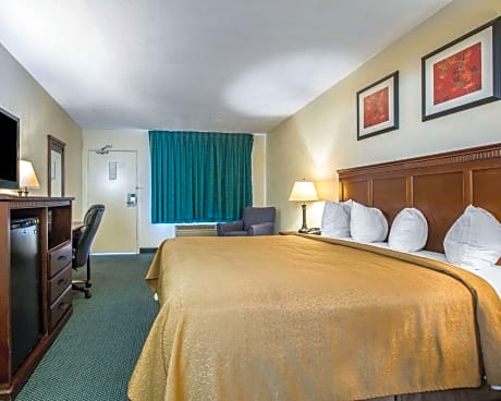 1 King Bed, Nonsmoking, Accessible