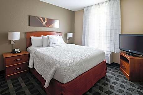 Mobility/Hearing Accessible Two Bedroom Suite - Queen in Each Tub