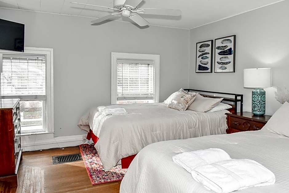In the Heart of Watkins Glen Walk to Parks and Restaurants