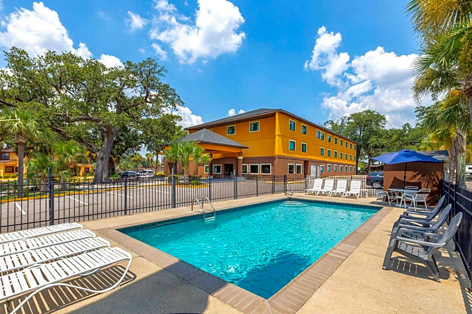 Days Inn by Wyndham Biloxi Beach