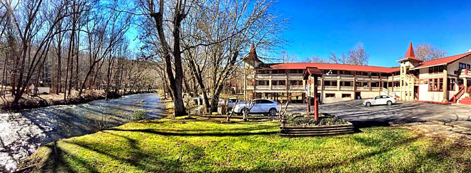 Riverbend Motel & Cabins