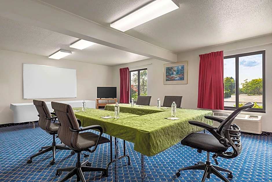 Super 8 by Wyndham Germantown/Milwaukee