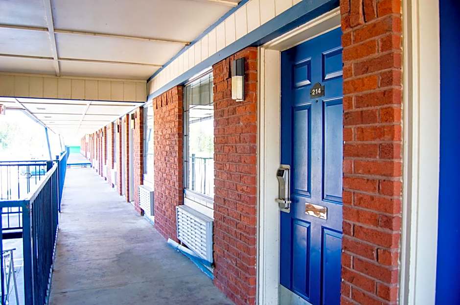 Blue Jay Inn & Suites