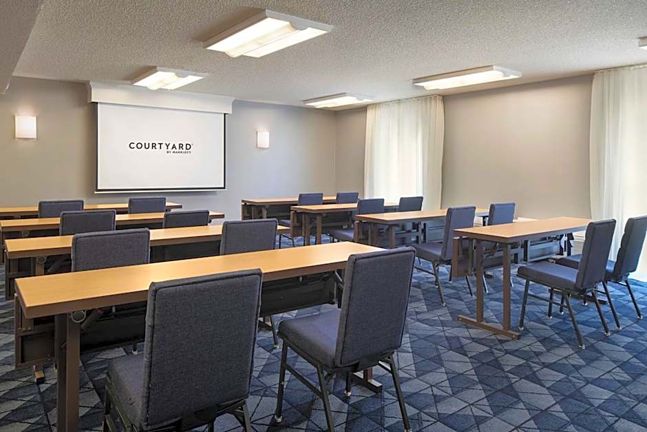 Courtyard by Marriott Fresno