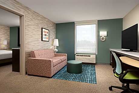 1 King Hearing Accessible Suite Non-Smoking