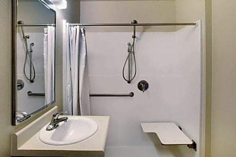 Queen Suite - Accessible/Smoking