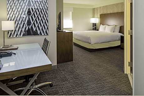 2 King 2 Double 3 Bedroom Suite Non-Smoking