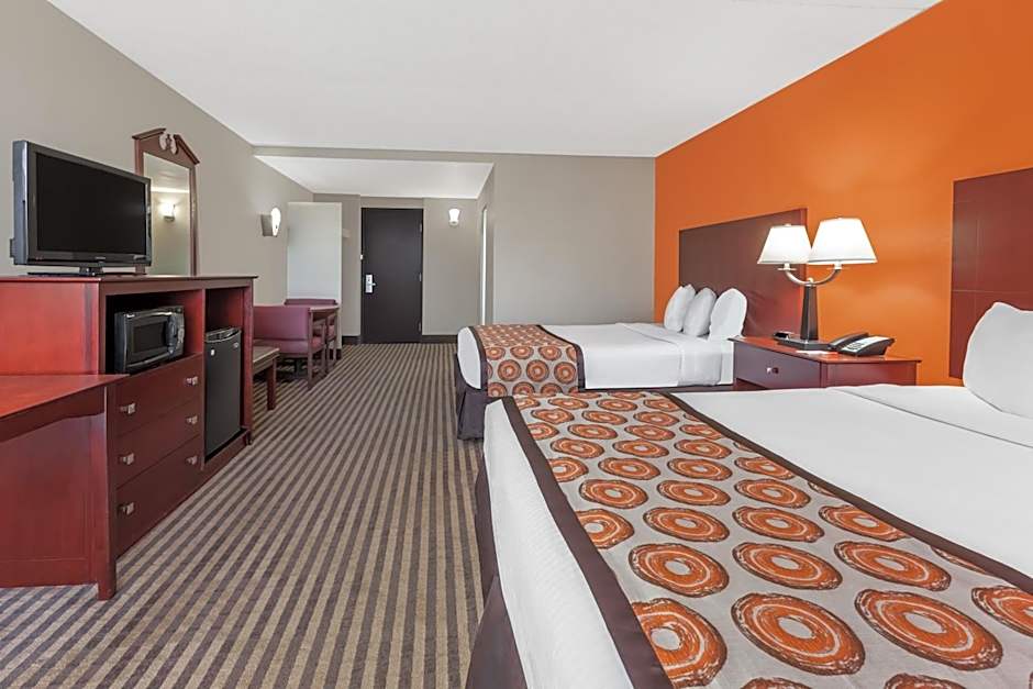 Howard Johnson by Wyndham Arlington Ballpark / Six Flags