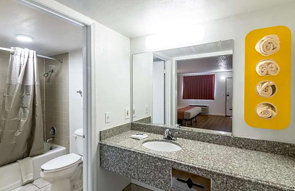 Motel 6-Clinton, OK