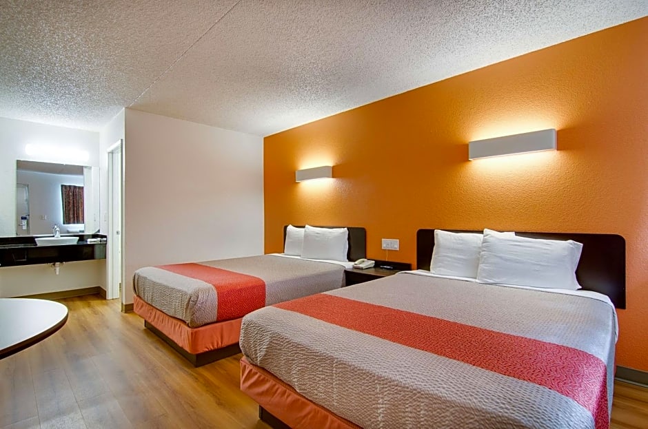 Motel 6-Salina, KS