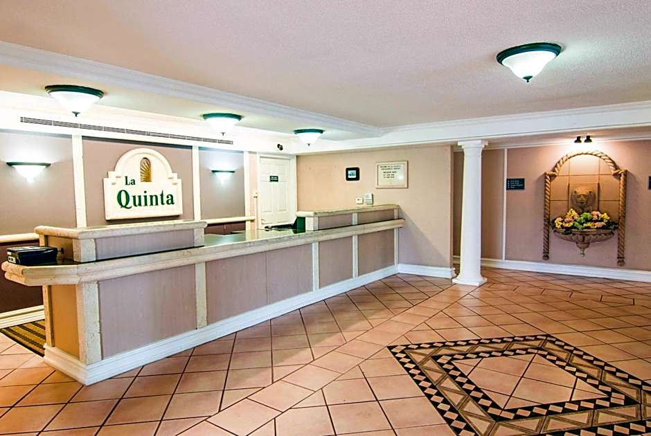 La Quinta Inn & Suites by Wyndham Indianapolis Airport Lynhurst