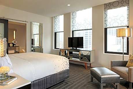 Concierge level, Executive Suite, 1 King, Sofa bed