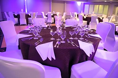 DoubleTree by Hilton Hotel Raleigh - Brownstone - University